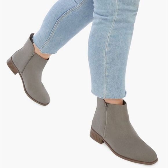 Shoe Dazzle Women’s Grey Vegan Suede Low Heel Zip Casual Ankle Booties Sz 8 NEW - Picture 1 of 13